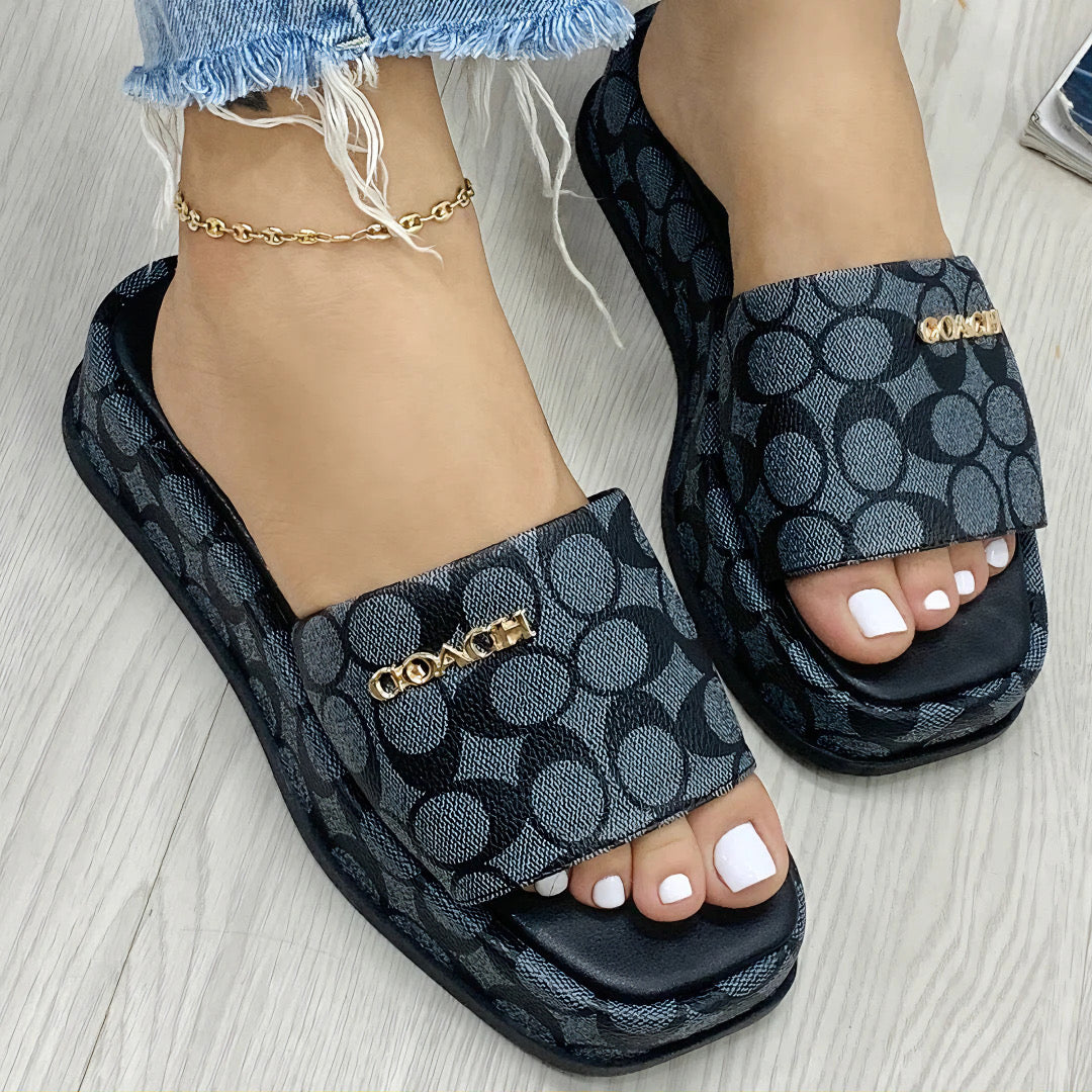 SANDALIA COACH™ - Confort Premium Con Logo Dorado
