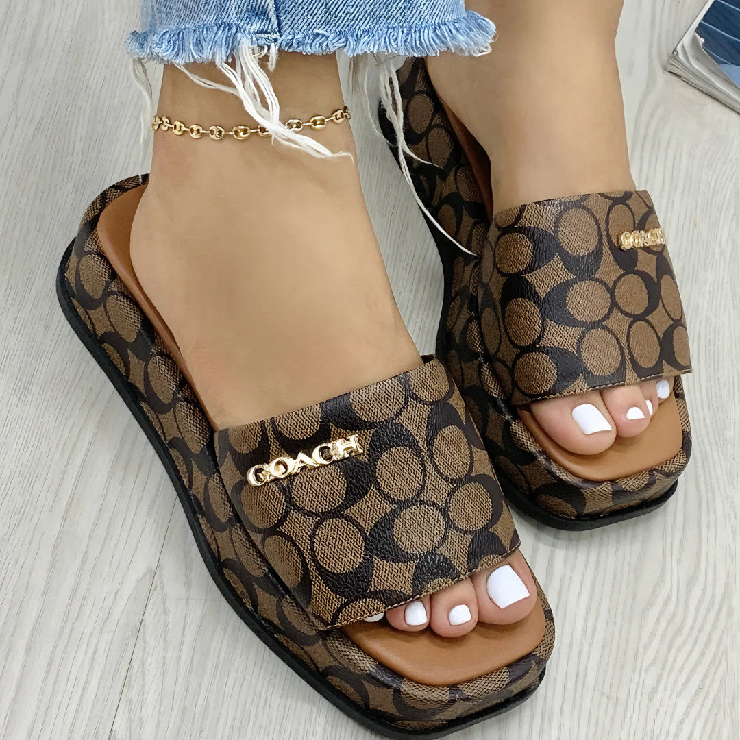 SANDALIA COACH™ - Confort Premium Con Logo Dorado